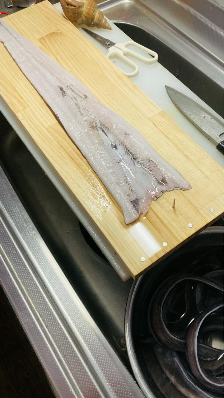 北ロウくんから頂いた鱧を自作の目打ち板を使って捌いてみました🐟
中々の使い易さで大満足www
