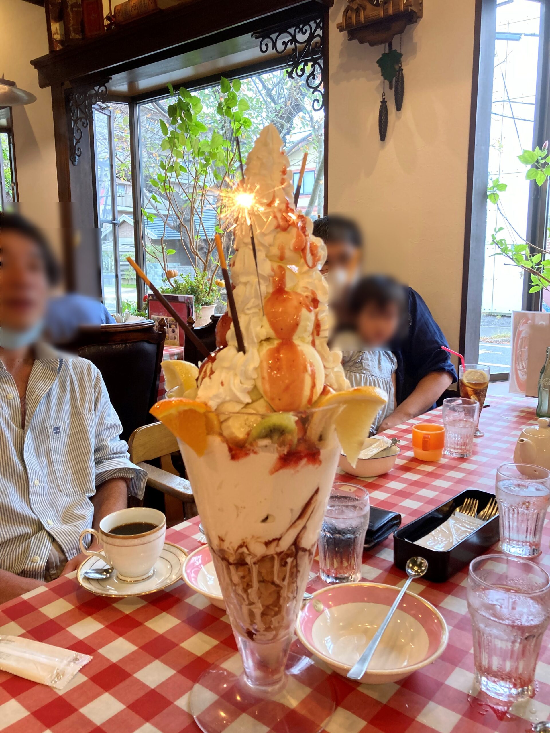 巨大パフェを食べに行きました。