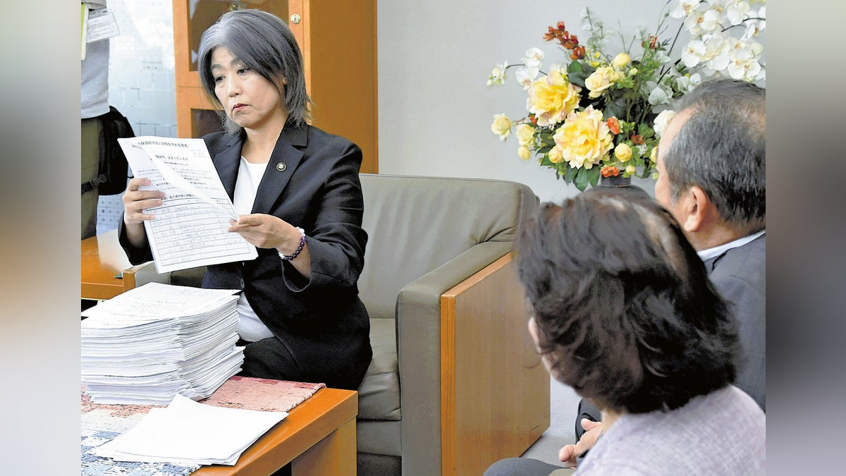 市長選から1年以内はリコールが出来ない規定なのですが、しっかり集めている辞職願い。リコールに必要な署名は1万9千筆程度だそうですので、はやくも1万人以上を集めています。
これでも、辞めないのですから、どこまでなんだとある意味感心してしまう。